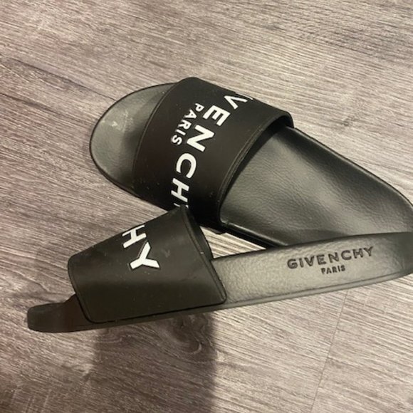 Givenchy - Picture 2 of 4